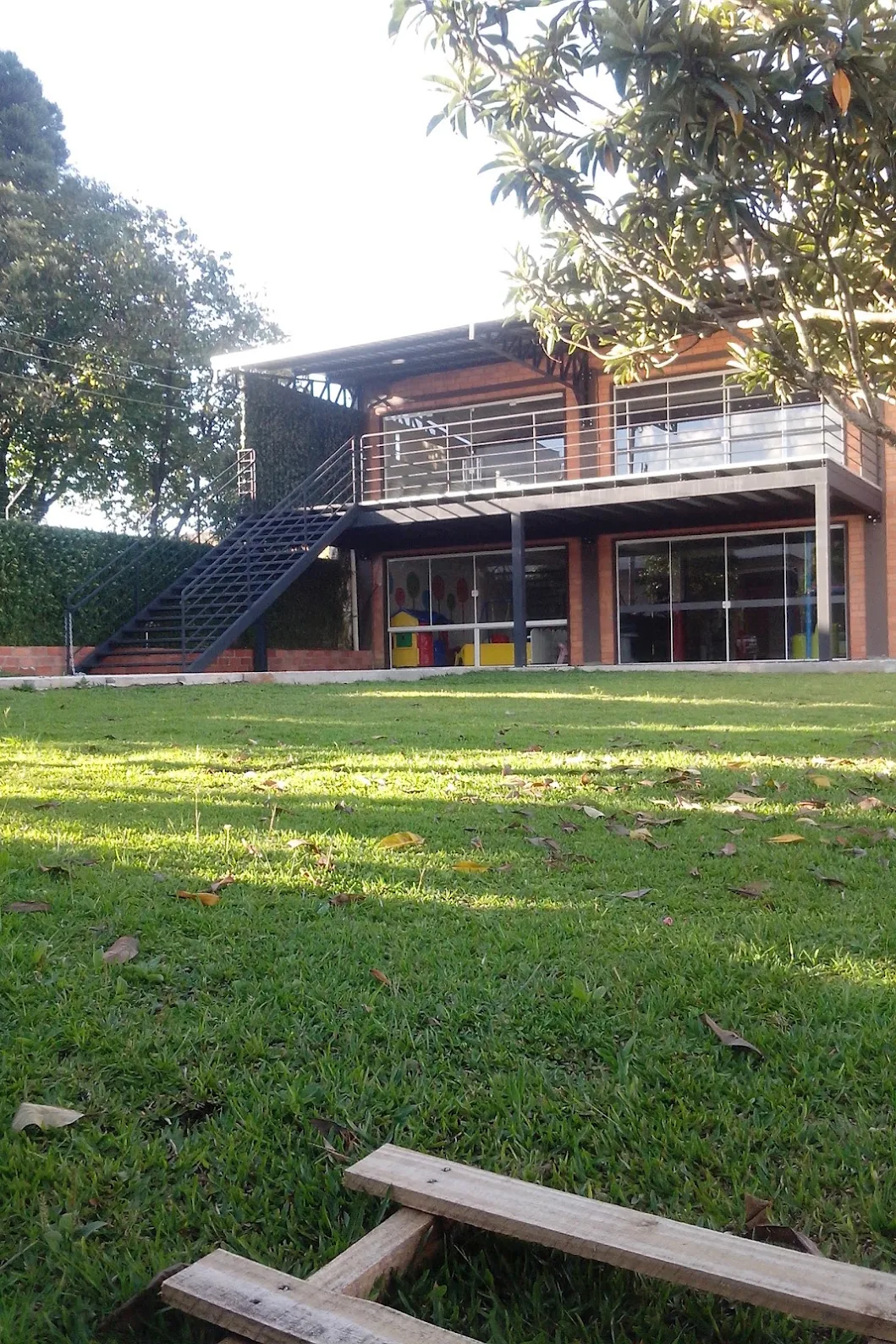 Gramado e escada externa da Espuleto