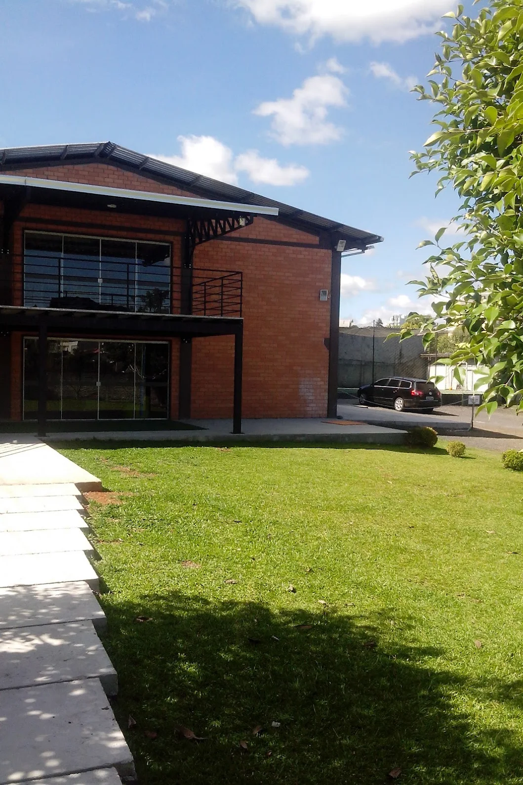 Lateral do prédio e entrada