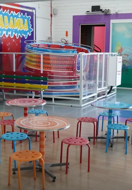 Área de mesas e brinquedo La Bamba