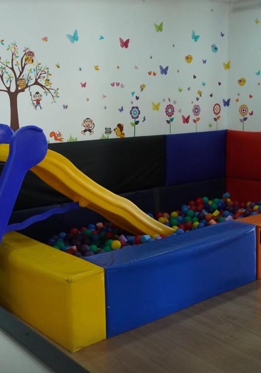 Área baby com escorregador