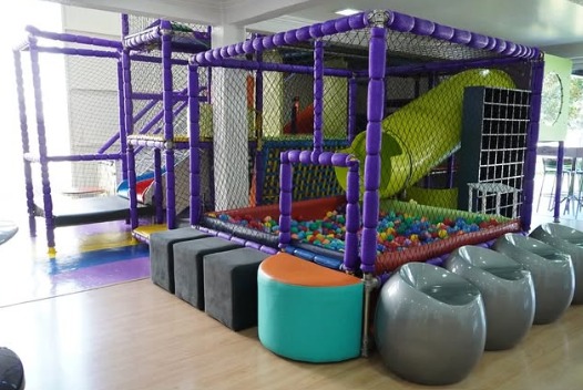 Playground de tubos de dois andares